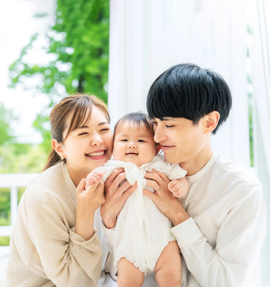 赤ちゃんを抱える夫婦